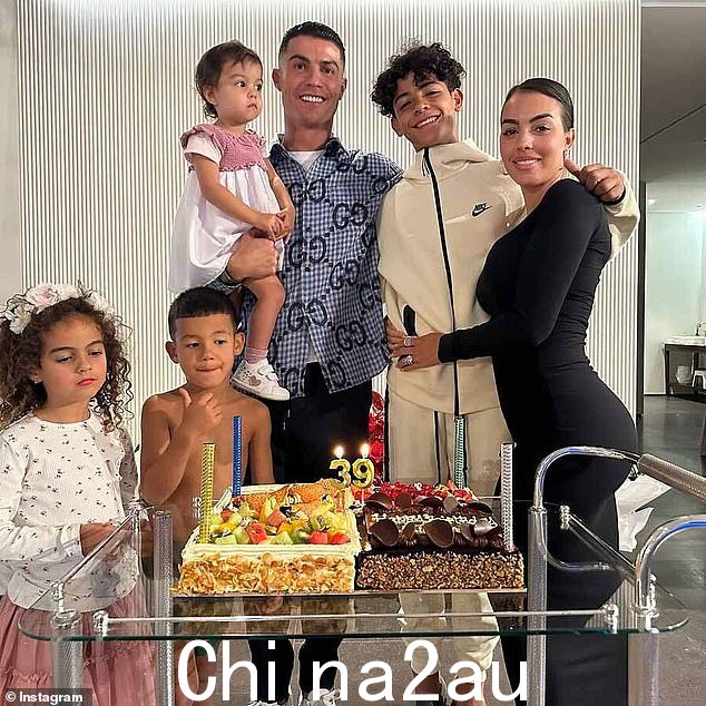 之前:上周,与克里斯蒂亚诺·罗纳尔多 (Cristiano Ronaldo) 交往的乔治娜·罗德里格斯 (Georgina Rodriguez) 被拍到一张全家福(如图),庆祝这位足球巨星的 39 岁生日