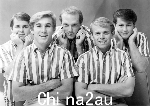 Wilson(最右)因其与海滩男孩 (The Beach Boys) 的创新作品而被认为是 20 世纪最伟大的歌曲作者之一(照片摄于 1964 年)。除了创作他们的许多歌曲外,他还在他们的唱片中担任主唱和和声,并演奏了多种乐器。 (左)卡尔·威尔逊、丹尼斯·威尔逊、迈克·洛夫、艾尔·贾丁和布莱恩·威尔逊