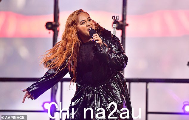 杰西卡·莫博伊 (Jessica Mauboy) 周五在汤斯维尔昆士兰乡村银行体育场举行的 NRL 全明星赛中场休息时表现得时尚