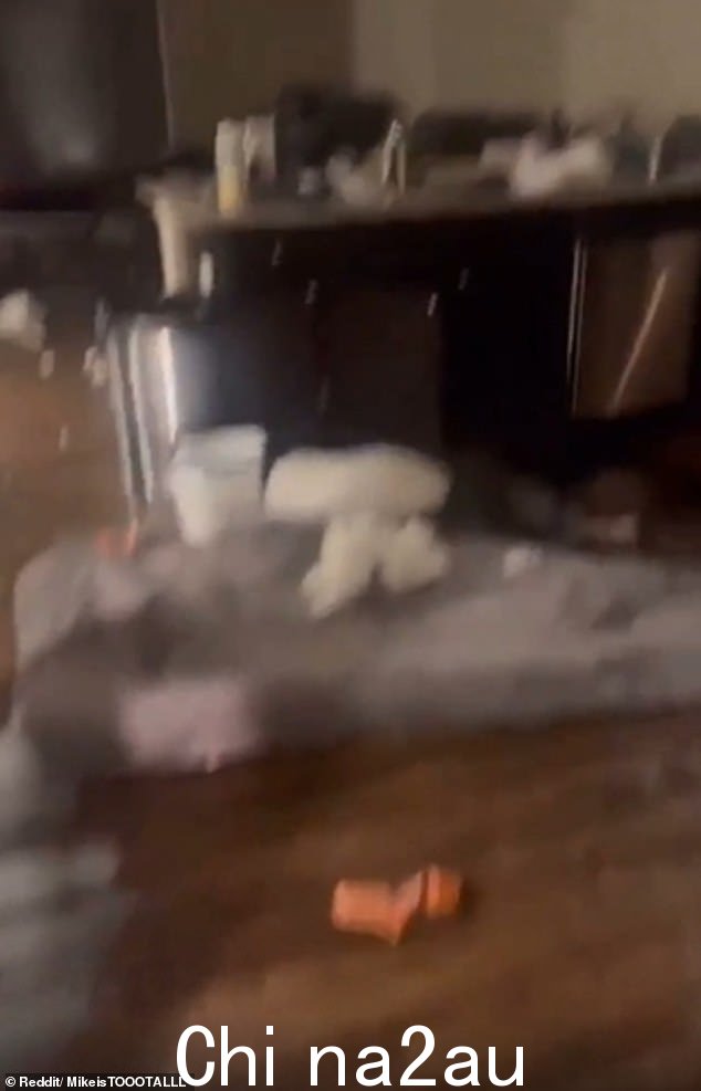 走过空间时,该女子猛烈抨击了公寓的住户,他是据信是她的男朋友,炫耀她造成的破坏