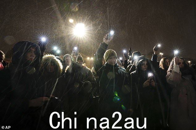 雪天里的哀悼者纪念直言不讳的俄罗斯批评家的去世