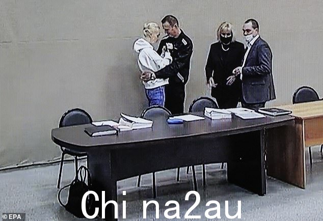 2022 年 2 月 15 日，俄罗斯弗拉基米尔地区波克罗夫流放地 N2 (IK-2)，纳瓦尔尼和他的妻子尤利娅（左）在场外法庭开庭期间，屏幕上出现了纳瓦尔尼和他的妻子尤利娅（左）的画面
