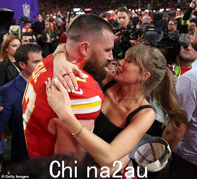 当这位明星在澳大利亚凌晨得知这一事件时,惊慌失措地给 Travis Kelce 和好朋友 Brittany Mahomes 打电话(2 月 11 日摄)
