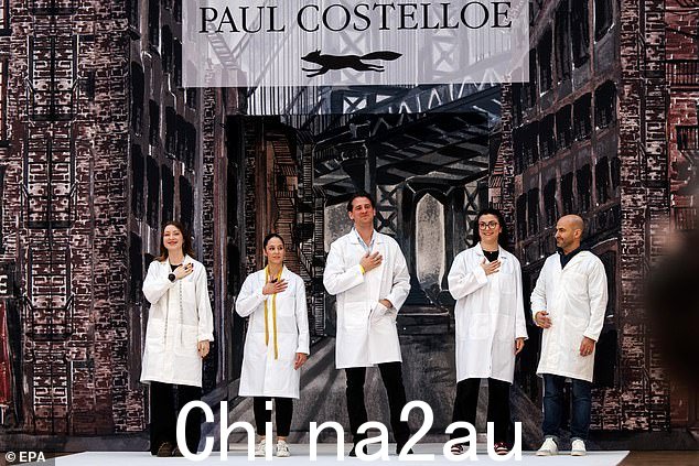 伦敦时装周以这位爱尔兰设计师的经典造型拉开帷幕,他在时装秀上带来了怀旧之情,庆祝了其 40 岁生日