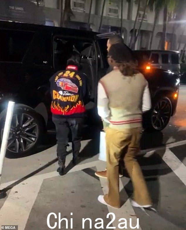 Cardi 被看到进入一辆等待的豪华轿车,随后是 Offset