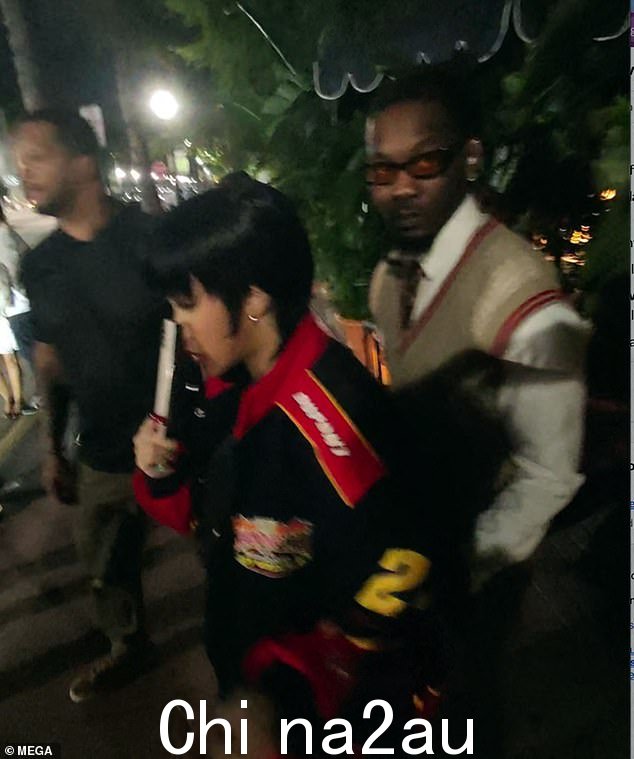 音乐家在 Cardi 身后放了一只保护臂,试图不引起太多注意