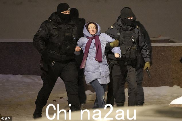 2 月 16 日星期五,警察拘留了一名在俄罗斯圣彼得堡政治镇压受害者纪念碑上为阿列克谢·纳瓦尔尼献花的妇女