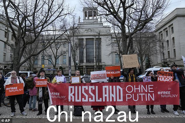 2 月 16 日,抗议者在德国柏林俄罗斯大使馆前举行抗议活动时举着海报