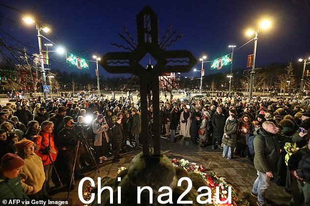 2 月 16 日,人们在立陶宛维尔纽斯政治镇压受害者纪念碑前示威并向已故俄罗斯反对派领导人阿列克谢·纳瓦尔尼表示敬意