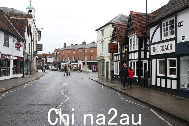 计划中的 Wetherspoons 几乎就在 Tom Kerridge 的米其林星级酒吧 The Coach 的马路对面,如右图
