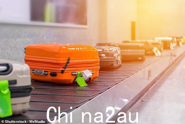 一名行李搬运工的围巾被希思罗机场的传送带卡住,导致她无法控制地被拖着走(库存照片)