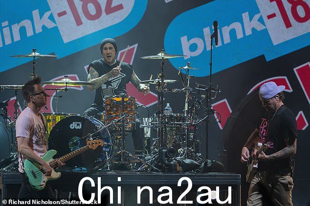 由 Travis、Tom DeLonge 和 Mark Hoppus 组成的流行朋克乐队接下来将飞往布里斯班观看更多演出,然后返回悉尼和墨尔本参加新增加的演出