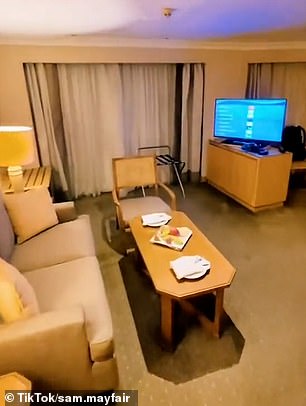 在视频中,观众穿过 Sam 宽敞套房的钥匙孔