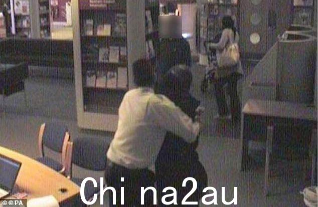 一名保安设法抓住了当时 21 岁的乔杜里,结束了对蒂姆斯先生的暴力袭击