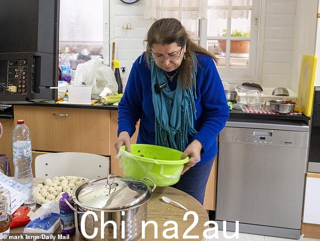 Ora 在家中为驻扎在 Shetula 附近的以色列士兵准备食物