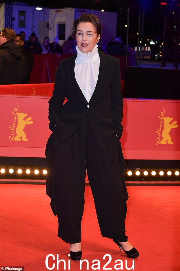 电影中的主演奥利维亚·威廉姆斯 (Olivia Williams) 在镜头前摆出的姿势令人难以置信