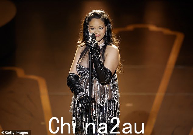 聚集的人群中有人询问这位 35 岁的 Pon de Replay 歌手的下一张专辑,该专辑被称为 #R9,以表示这是她的第九张录音室专辑(图片摄于 2023 年奥斯卡金像奖颁奖典礼上) )