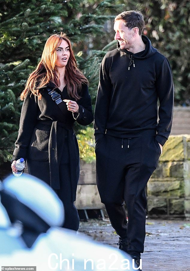 40 岁的詹妮弗·梅特卡夫 (Jennifer Metcalfe) 透露,她已经与神秘的新男友找到了幸福,并在周日接受《太阳报》采访时承认了她令人难以置信的体格的秘密(照片中她与新男友在12 月)