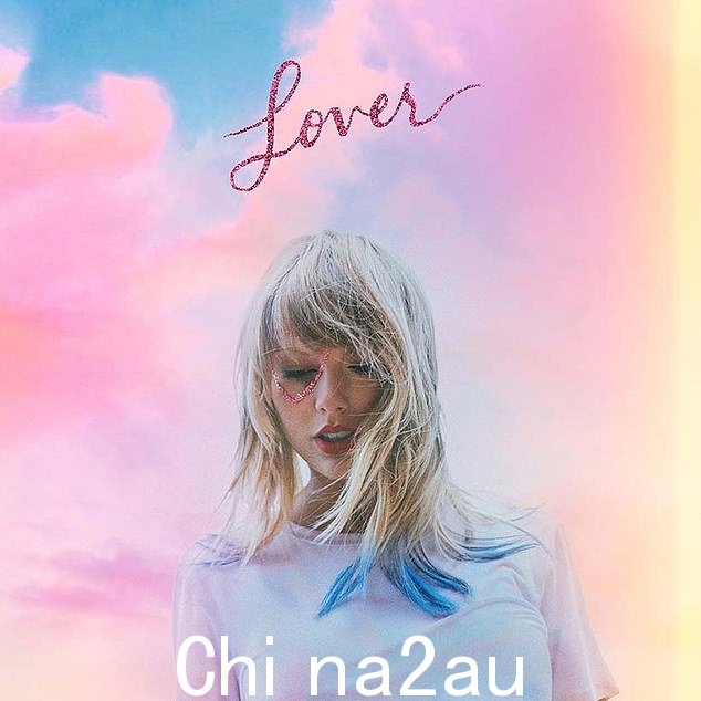 Frozen 在 Mieka 的 iPad 屏幕上,完好无损,是她听 Swift 的《Lover》专辑中的歌曲《All of the Girls You Loved Before》的最后一首歌