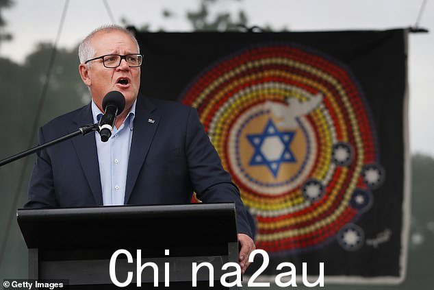 周日,前总理斯科特·莫里森在悉尼反犹太主义集会上向一大群人发表讲话