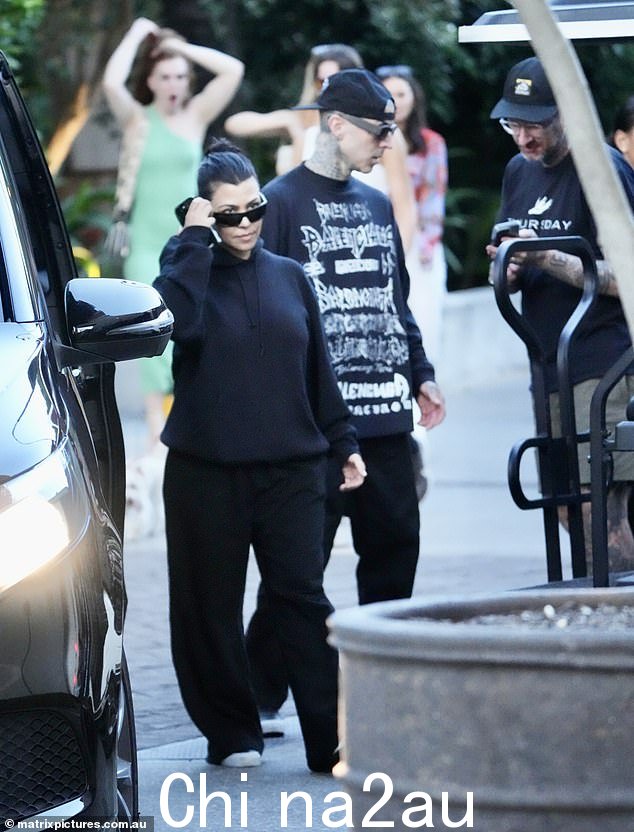 Kourtney 参加演出以表示支持,并通过她的 Instagram 快拍深入了解夜晚的情况