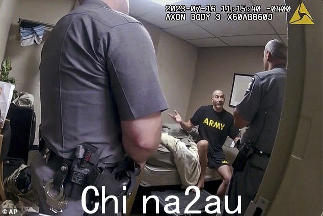 这段视频令人毛骨悚然地看到了卡德在一场争吵中将自己锁在汽车旅馆房间里的情景,这让预备役军人感到震惊
