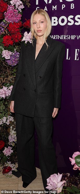 模特 Ella Richards 为活动穿上黑色西装外套
