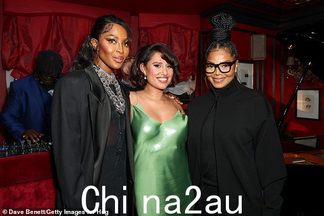 Naomi、Raye 和 Janet 合影留念