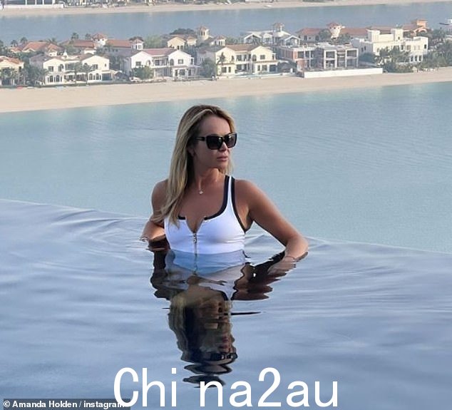 英国达人秀评委看起来非常年轻,最近透露,喝大量的水和避免“取悦别人”是她看起来清新的关键
