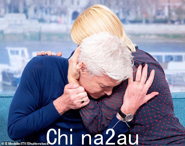 菲利普·斯科菲尔德 (Phillip Schofield) 和霍莉·威洛比 (Holly Willoughby) 拥抱,因为他在 2020 年大流行之前的《今早》电视节目中公开了自己的同性恋身份