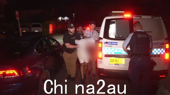 周六晚上,警方在悉尼西部追捕后,三名青少年被捕。图片:九新闻
