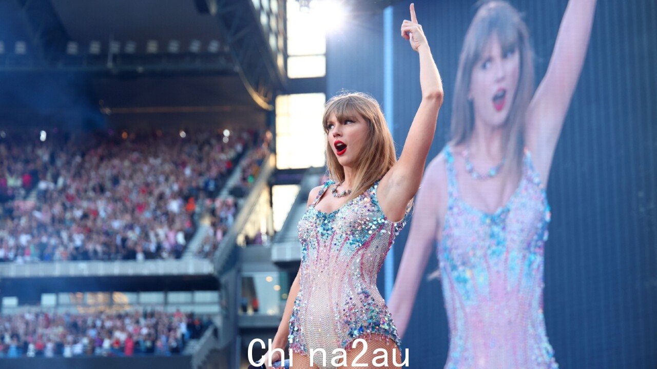 泰勒·斯威夫特 (Taylor Swift) 表演最大泰勒·斯威夫特 (Taylor Swift) 确认她将继续更换她的“惊喜歌曲”,这样她就可以在自己感觉好的时候演奏自己想要的音乐,让尚未观看 Eras 巡演的斯威夫特 (Swifties) 感到高兴。喜欢它。</p><p>这位 34 岁的选手在周日墨尔本站的最后一场演出中宣布了这一消息,她在节目中宣称这座维多利亚城市是“我一生的挚爱”。</p> <p>这位爱情故事热门制作人的长达三小时的大型演出以她唱片中的两首歌曲为特色,这些歌曲通常不属于她的常规曲目列表。</p><p>在她在 MCG 举行的三场音乐会期间,这是现场观众人数最多的一次。 14 届格莱美奖得主曾效力过的斯威夫特在惊喜部分选择了她数十年职业生涯中最受喜爱的歌曲和混搭,令歌迷们惊叹不已。</p><img class=