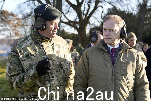 随着乌克兰城市阿夫季夫卡的陷落,弗拉基米尔·普京的征服战争进入了新的阶段,而阿列克谢·纳瓦尔尼在北极监狱中的可疑死亡使俄罗斯反对派失去了支持最后的希望。图为:帕特里克·桑德斯将军(左)和国防部长格兰特·沙普斯(右)
