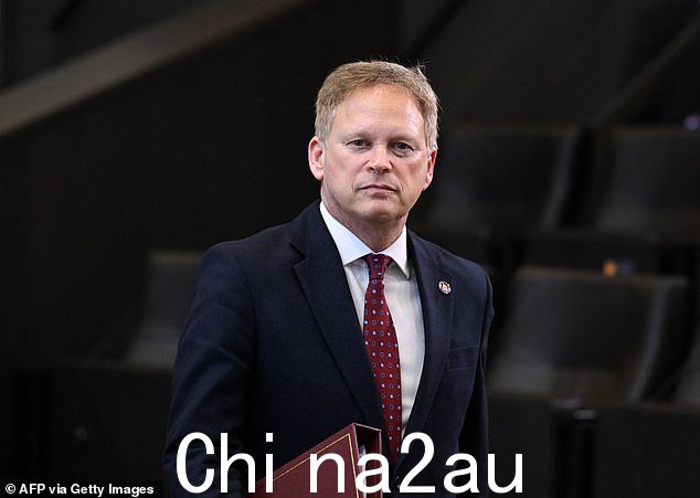 昨天,英国面临的危险因俄罗斯对伦敦进行核攻击的令人不寒而栗的威胁而凸显,英国国防部长面临着有关他因领导野心而分心的指控。图为:国防部长格兰特·沙普斯