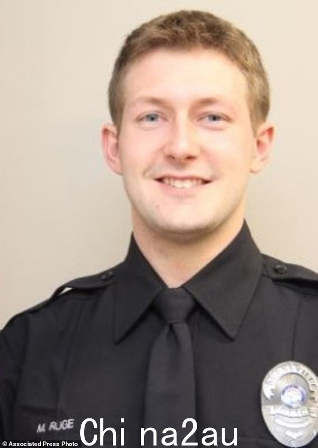伯恩斯维尔警官 Matthew Ruge。凌晨 2.30 刚过,警察接到报告称伯恩斯维尔南 33 大道南的一所房子里有一个“家庭处于危险之中”。