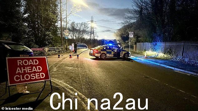 一名儿童坠入河中后,警方启动了大规模搜救行动,警察和紧急服务人员都在现场。今晚拍摄