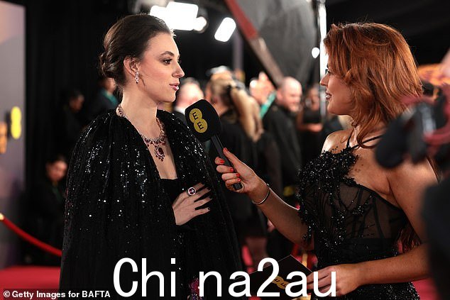 Tallia 担任红毯主持人并有人看到采访 Andreea Cristea