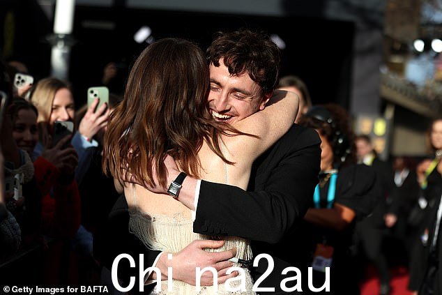 两人边聊天边拥抱,看上去很高兴见到对方