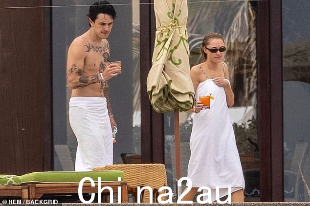 他们在阳光普照的郊游中享受茶点