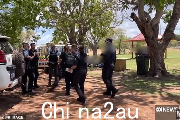 周五,西澳大利亚州北部比格尔湾和彭德湾附近的土著社区发现了这些人,随后当局突袭该地区(如图)