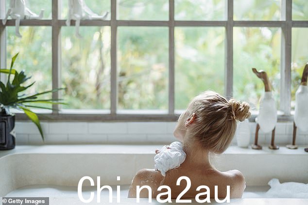 爱丽丝说:'不要询问有关治疗的每一个细节,你也不敢告诉我一切的发生都是有原因的'