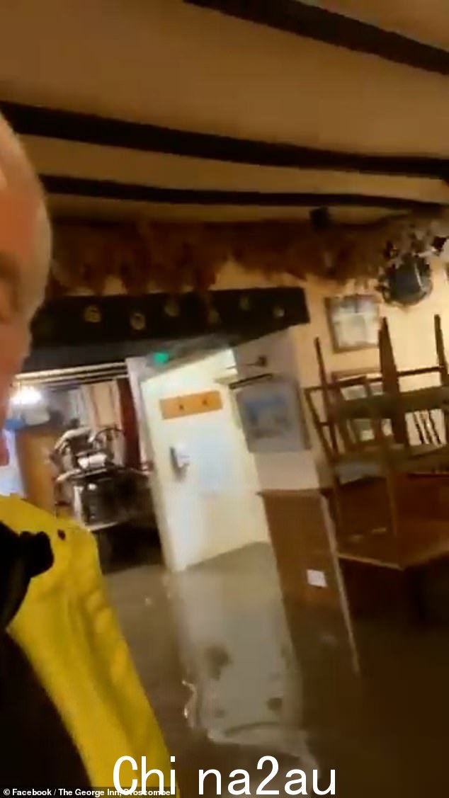 酒吧的一名工作人员表示,对于再次被洪水淹没的企业来说,这是“悲伤的现实”