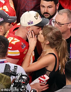泰勒·斯威夫特 (Taylor Swift) 的男友特拉维斯·凯尔斯 (Travis Kelce) 在赢得超级碗后几天就被提名为年度最佳运动员