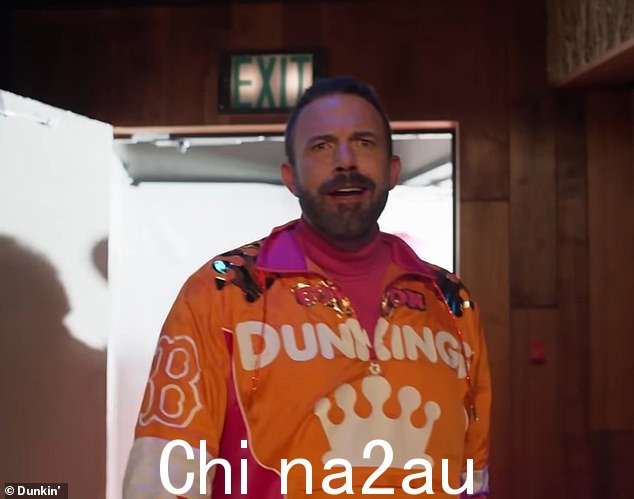 阿弗莱克穿着相配的 Dunkin' Donuts 运动服,闯入詹妮弗·洛佩兹 (Jennifer Lopez) 工作的录音室,并宣称:“怎么了,朋克们,你们考虑一下。波士顿大屠杀 - DunKings 来了,”这引起了他妻子脸上厌恶的表情