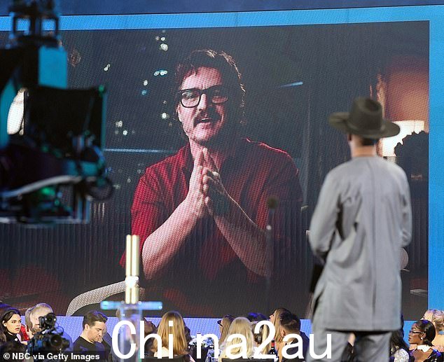 48 岁的佩德罗·帕斯卡 (Pedro Pascal) 凭借《最后生还者》获得年度男电视明星荣誉,该剧也被评为年度戏剧节目。他从温哥华通过卫星接受了这一荣誉,他正在温哥华制作备受赞誉的 HBO 节目第二季