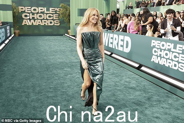 这位歌手在颁奖典礼上与音乐偶像奖得主 Lenny Kravitz 和乡村歌手 Lainey Wilson 一起进行了精彩表演