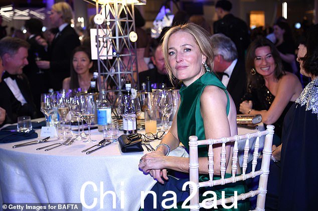 阿娇安德森 (Gillian Anderson) 在晚餐时穿着翠绿连衣裙看起来非常漂亮