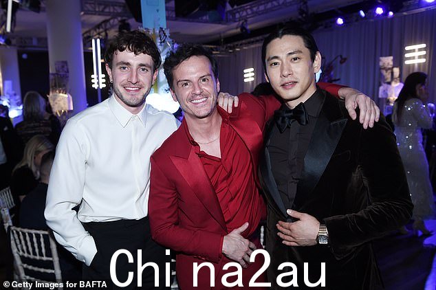 Paul Mescal、Andrew Scott 和 Teo Yoo 在晚宴上庆祝