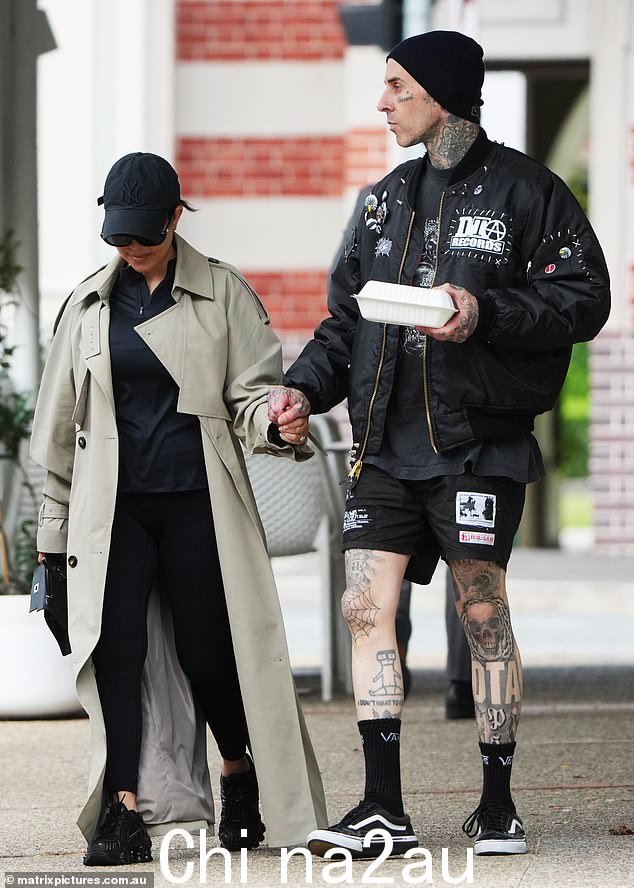 Kourtney 也选择了低调的黑色紧身裤和上衣