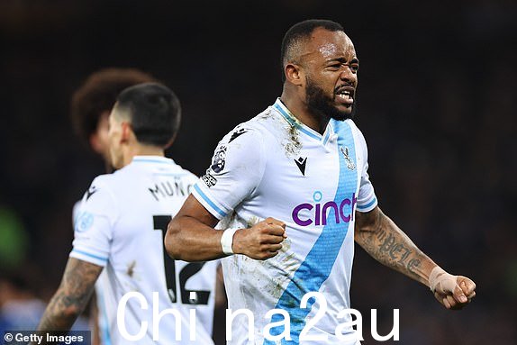 英格兰利物浦 - 2 月 19 日：乔丹·阿尤 (Jordan Ayew) 2024 年 2 月 19 日在英格兰利物浦古迪逊公园举行的埃弗顿足球俱乐部与水晶宫之间的英超比赛中，水晶宫进球后庆祝，将比分改写为 0-1。 （摄影：Robbie Jay Barratt - AMA/Getty Images）